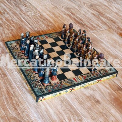 Scacchiera in legno con scacchi terracotta