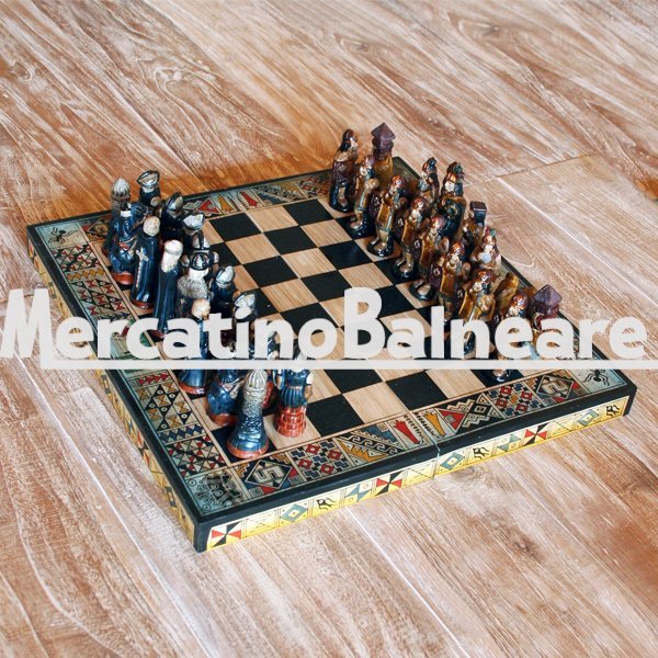 Scacchiera in legno con scacchi terracotta