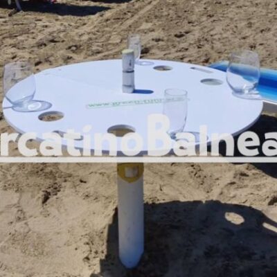 Tavolino da spiaggia economico su base ombrellone
